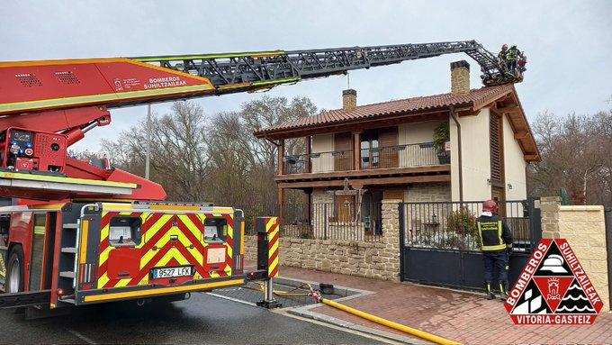 Dotación de Bomberos en Zuazo.