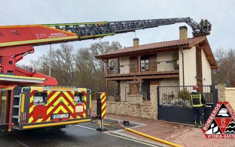 Dotación de Bomberos en Zuazo.