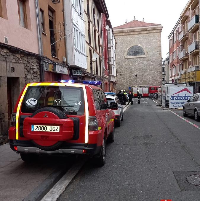 Dotación de los Bomberos en la calle Nueva Fuera de Gasteiz.