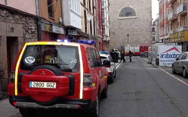 Dotación de los Bomberos en la calle Nueva Fuera de Gasteiz.