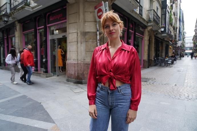 Ana, en el exterior de Flamingos en el Casco Viejo de Bilbao