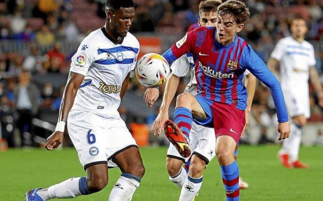 Lomu trata de llevarse el balón con el pecho ante el acoso del barcelonista Gavi.