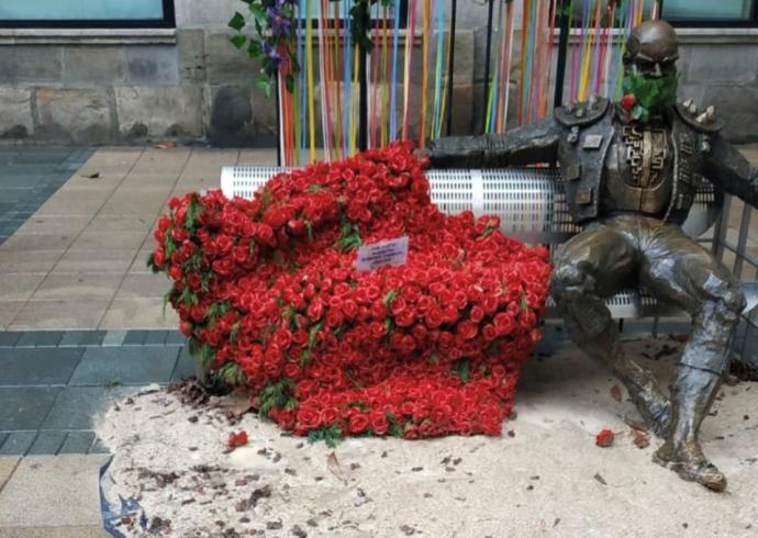 Estado del conjunto floral tras la actuación vandálica.