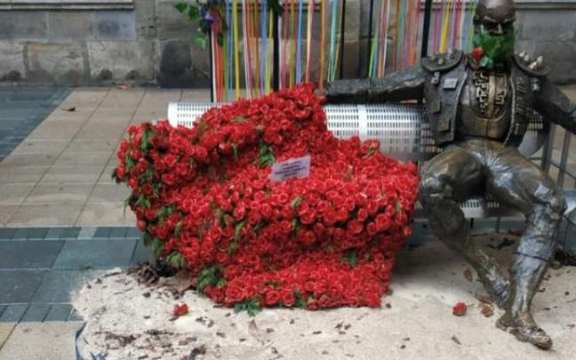 Estado del conjunto floral tras la actuación vandálica. Estado del conjunto floral tras la actuación vandálica.