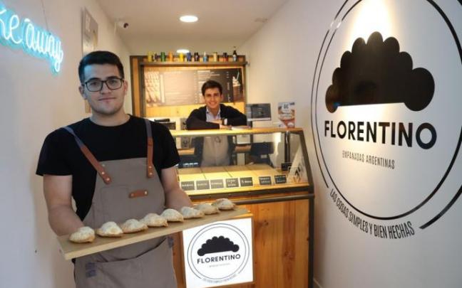En primer plano, Pablo Valerón, el encargado de Empanadas Florentino, y detrás del mostrador Enrique Cristóbal, propietario de la firma. En primer plano, Pablo Valerón, el encargado de Empanadas Florentino, y detrás del mostrador Enrique Cristóbal, propietario de la firma.