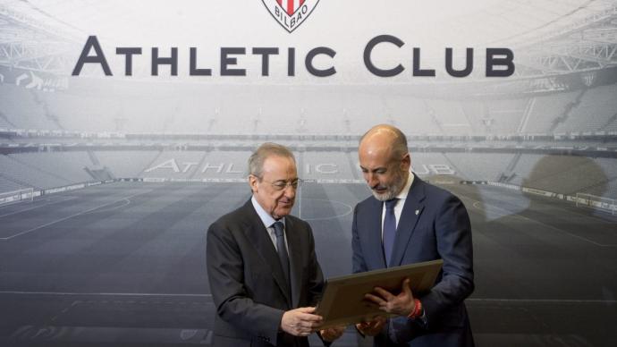 Aitor Elizegi entrega un obsequio a Florentino Pérez en la visita el curso pasado del Real Madrid a San Mamés