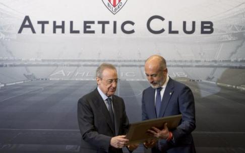 Aitor Elizegi entrega un obsequio a Florentino Pérez en la visita el curso pasado del Real Madrid a San Mamés