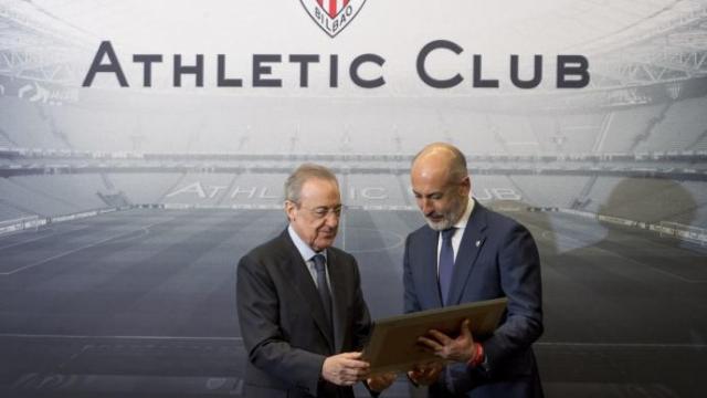 Aitor Elizegi entrega un obsequio a Florentino Pérez en la visita el curso pasado del Real Madrid a San Mamés Aitor Elizegi entrega un obsequio a Florentino Pérez en la visita el curso pasado del Real Madrid a San Mamés