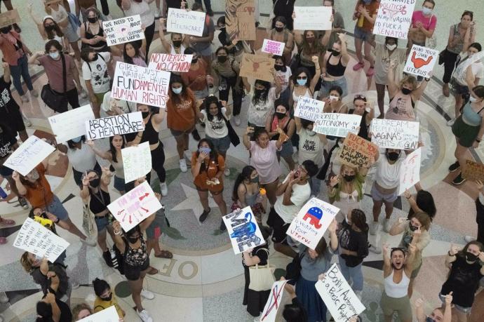 Una concentración defendiendo el derecho al aborto en Florida