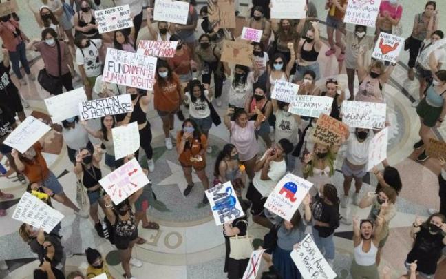 Una concentración defendiendo el derecho al aborto en Florida