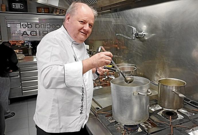 Jorge Ruiz, en los fogones del restaurante Florida en Estella, el pasado jueves. Foto: J.A.