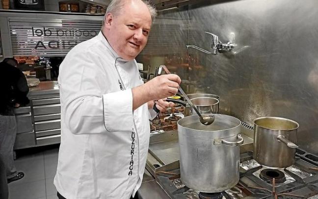 Jorge Ruiz, en los fogones del restaurante Florida en Estella, el pasado jueves. Foto: J.A.