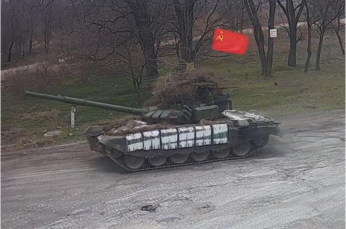 El tanque ruso porta la bandera de la Unión Soviética.