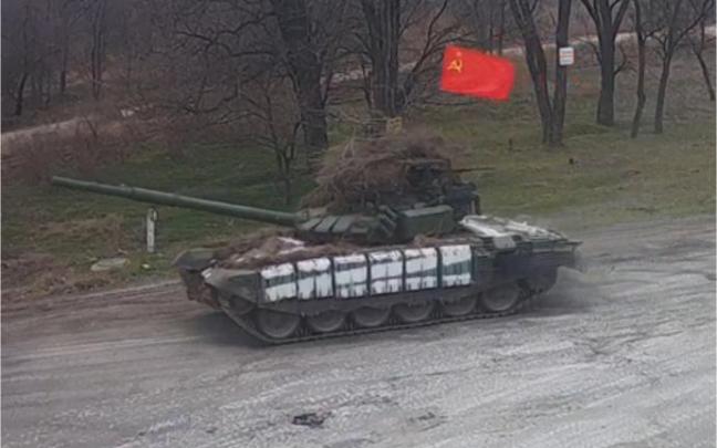 El tanque ruso porta la bandera de la Unión Soviética. El tanque ruso porta la bandera de la Unión Soviética.