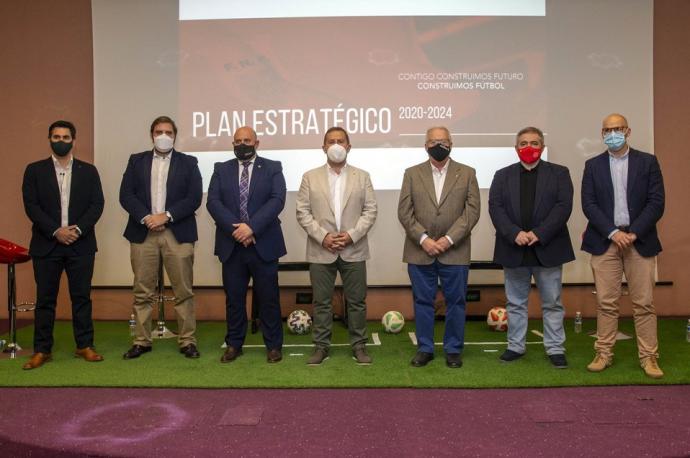 De izquierda a derecha: Galán, Mowinckel, Arasti, del Amo, Pozueta, Peláez y Aranguren, en la presentación del plan.