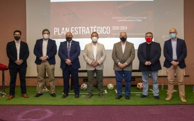 De izquierda a derecha: Galán, Mowinckel, Arasti, del Amo, Pozueta, Peláez y Aranguren, en la presentación del plan. De izquierda a derecha: Galán, Mowinckel, Arasti, del Amo, Pozueta, Peláez y Aranguren, en la presentación del plan.