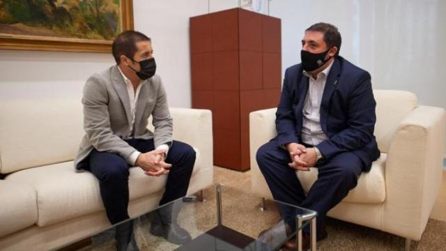 El Parlamento entrega a los ayuntamientos la lista de bienes inmatriculados por la Iglesia