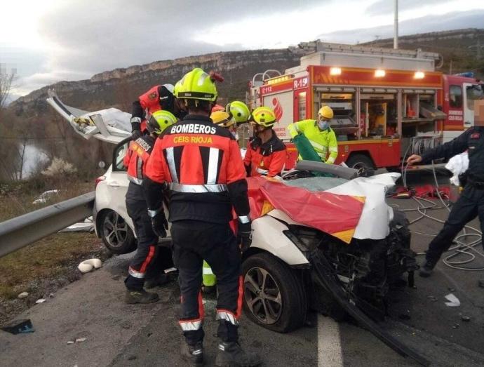 Cuatro personas heridas por colisión frontal en Salinillas de Buradón.