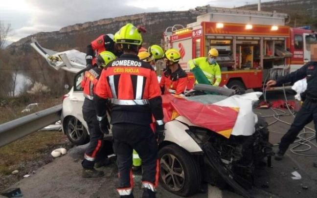 Cuatro personas heridas por colisión frontal en Salinillas de Buradón.