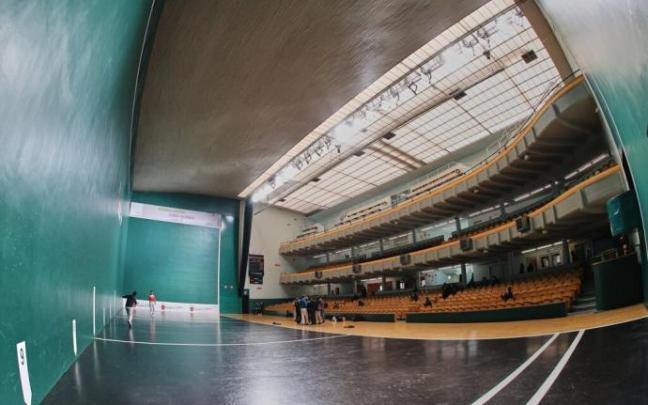 El frontón Labrit, en febrero con la nueva iluminación.