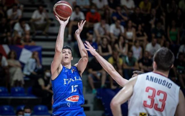 Fontecchio lanza a canasta en el pasado Preolímpico.