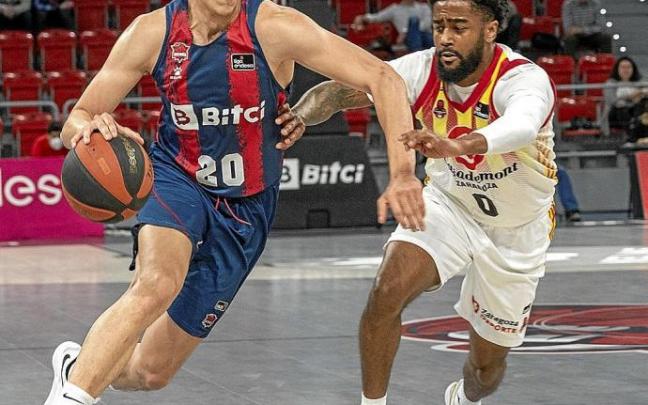 Fontecchio, en la imagen perseguido por Bone, volvió a protagonizar una actuación fantástica. Foto: Alex Larretxi