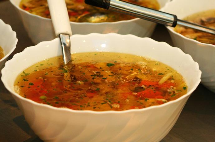 Una prometedora sopa de verduras en un bol espera la llegada de los comensales.