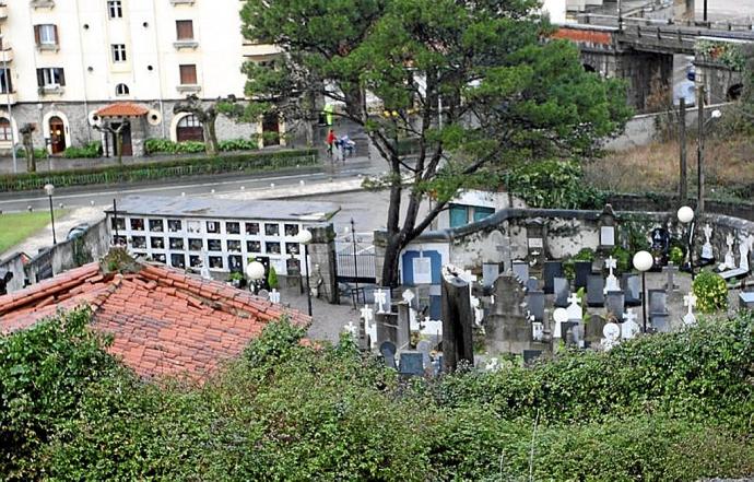 Vista parcial del viejo cementerio de Amillaga, en Deba.