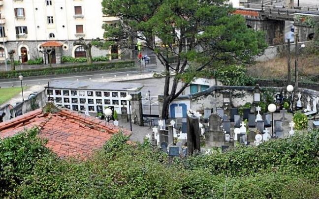 Vista parcial del viejo cementerio de Amillaga, en Deba.