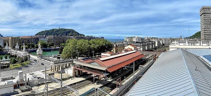 DÓNDE ESTÁ. En una calle de fondo de saco sobre Miraconcha. QUÉ SE VE. La bahía y, con protagonismo principal, la playa de La Concha y el paseo que accede hasta el barrio de El Antiguo. Una atalaya privilegiada para donostiarras y visitantes. Foto: Javi C