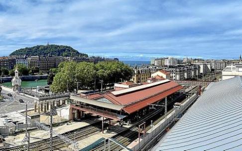DÓNDE ESTÁ. En una calle de fondo de saco sobre Miraconcha. QUÉ SE VE. La bahía y, con protagonismo principal, la playa de La Concha y el paseo que accede hasta el barrio de El Antiguo. Una atalaya privilegiada para donostiarras y visitantes. Foto: Javi C DÓNDE ESTÁ. En una calle de fondo de saco sobre Miraconcha. QUÉ SE VE. La bahía y, con protagonismo principal, la playa de La Concha y el paseo que accede hasta el barrio de El Antiguo. Una atalaya privilegiada para donostiarras y visitantes. Foto: Javi C