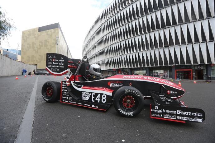 El monoplaza de Formula Student frente a San Mamés.