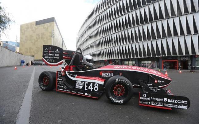 El monoplaza de Formula Student frente a San Mamés. El monoplaza de Formula Student frente a San Mamés.