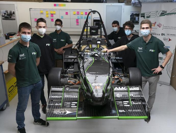 Estudiantes de Formula Student Vitoria con el coche que están construyendo