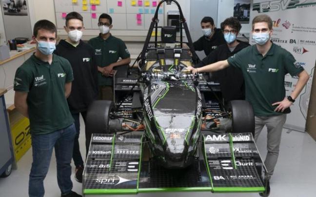 Estudiantes de Formula Student Vitoria con el coche que están construyendo