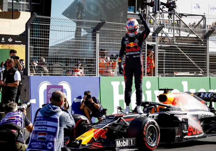Max Verstappen celebra la pole durante la clasificación del Gran Premio de Fórmula 1 de los Países Bajos en el circuito de Zandvoort
