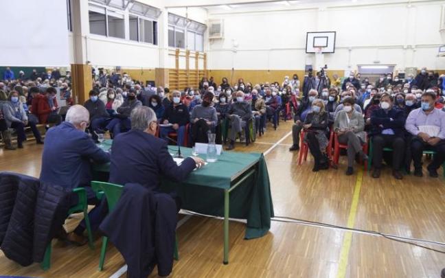El gimnasio de la ikastola Hegoalde, lleno en el foro de barrio, con el alcalde Maya y el concejal Echeverría en primer plano. El gimnasio de la ikastola Hegoalde, lleno en el foro de barrio, con el alcalde Maya y el concejal Echeverría en primer plano.