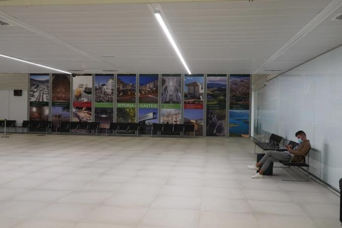 Un pasajero aguarda sentado en Foronda