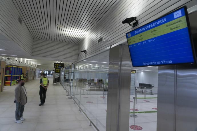 Interior del aeropuerto de Foronda
