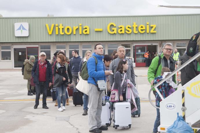 Un grupo de viajeros a punto de subir a un avión en el aeropuerto de Foronda.