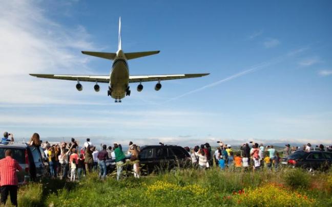 Spotters en una de las recientes llegadas del Antonov a Foronda
