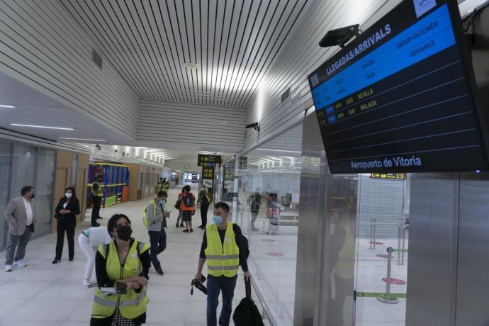Una joven observa una de las pantallas de la terminal alavesa