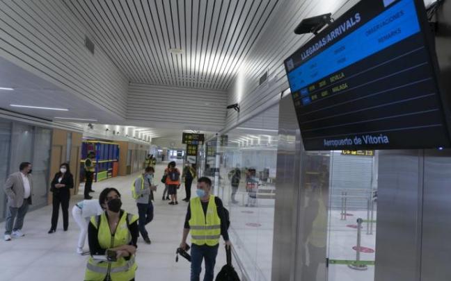 Una joven observa una de las pantallas de la terminal alavesa
