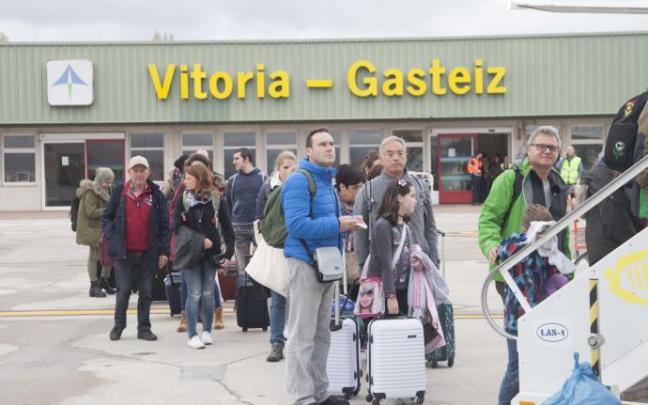 Un grupo de viajeros se dispone a montar en un avión en el aeropuerto de Foronda Un grupo de viajeros se dispone a montar en un avión en el aeropuerto de Foronda