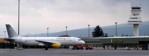 Avión de la compañía Vueling estacionado en la pista del aeropuerto de Foronda.