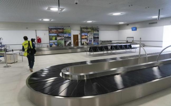 Interior del aeropuerto de Foronda