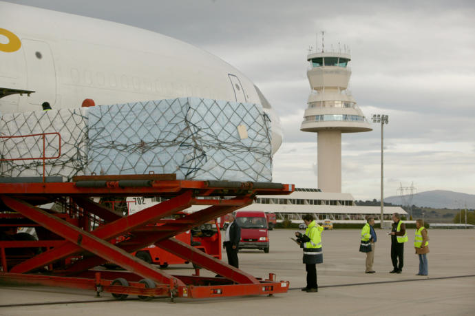 Operación de carga de un avión en Foronda.