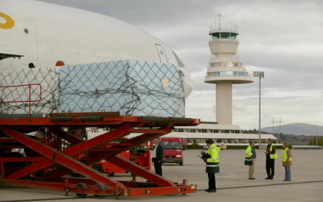 Operación de carga de un avión en Foronda.