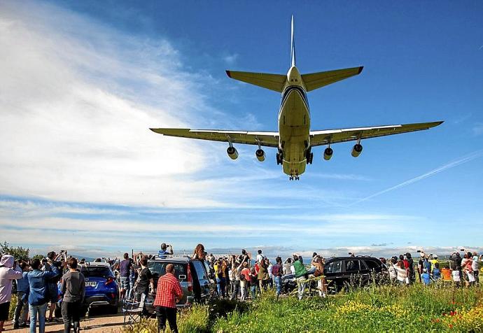 El Antonov 124 llega al aeropuerto de Foronda. Foto: Jorge Muñoz