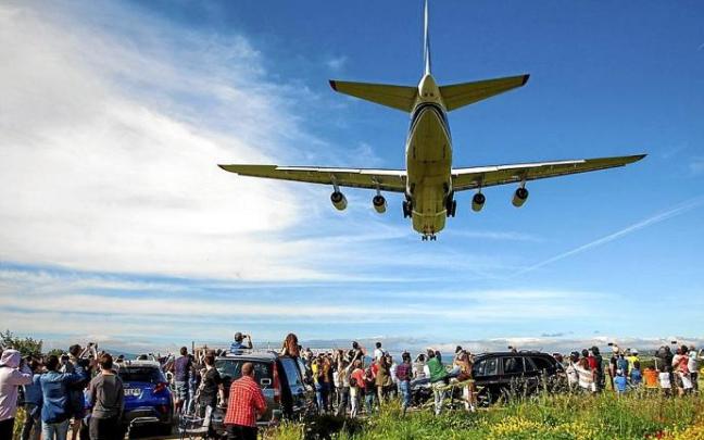 El Antonov 124 llega al aeropuerto de Foronda. Foto: Jorge Muñoz El Antonov 124 llega al aeropuerto de Foronda. Foto: Jorge Muñoz